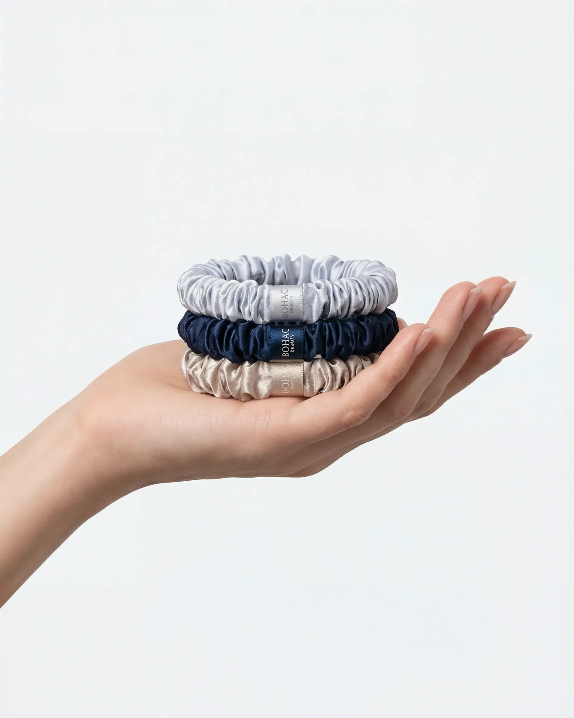 Drei Silky Scrunchies in der Hand