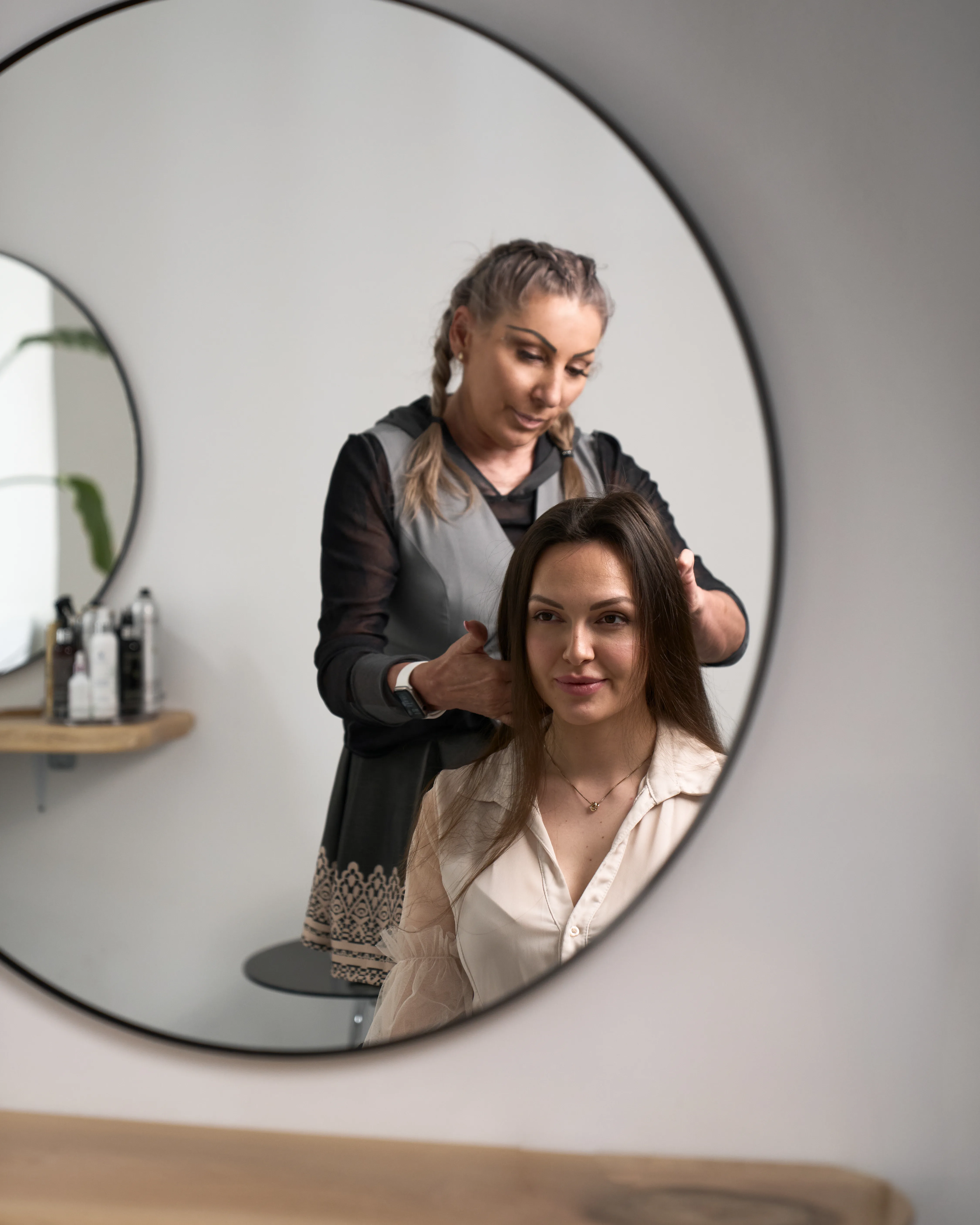 Spiegel-Reflexion — Stylistin und Kundin im Salon