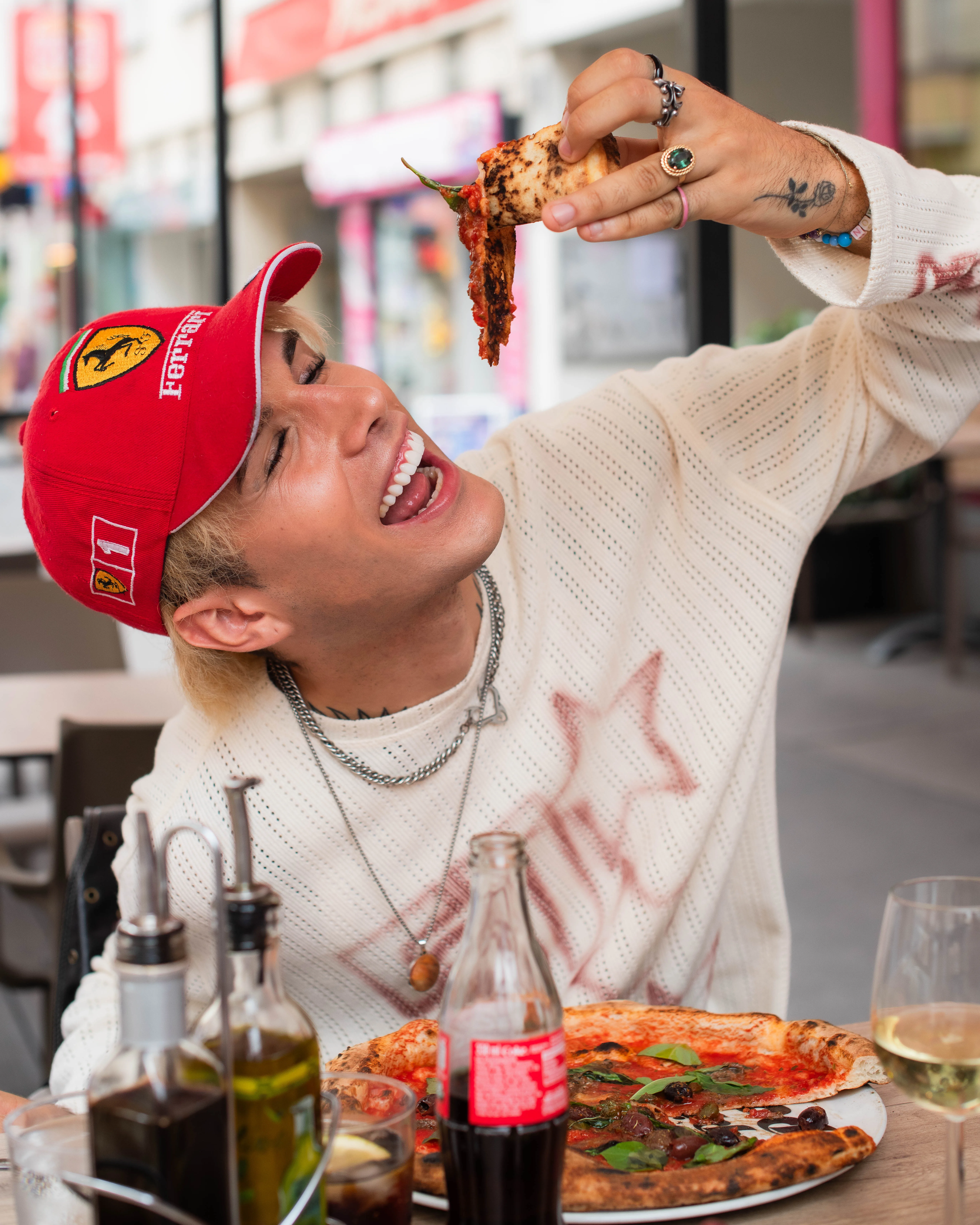 Gast lacht beim Pizza-Genuss